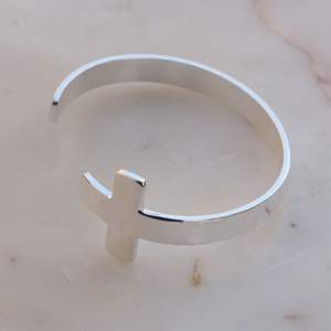 Bracelet manchette ajustable pour femme, fabriqué en Inde, en laiton plaqué argent, avec gravure personnalisée, bracelet ouvert de créateur à vendre - Product Image 4