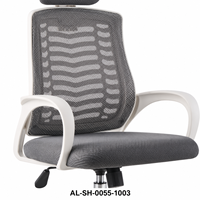 Chaise de bureau en maille à cadre blanc, appui-tête gris rembourré, siège réglable en hauteur, base à roulettes argentée pour espaces de travail modernes à domicile