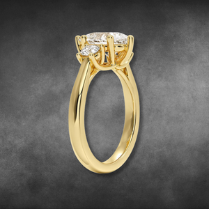 Anillo de compromiso de oro con tres diamantes cultivados en laboratorio, corte pera, para mujer, certificado IGI, joyería fina, diseño nupcial elegante. - Product Image 2