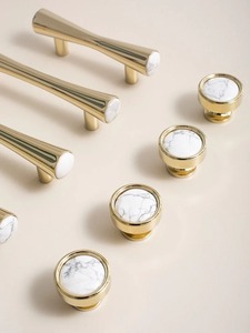 Poignée design dorée avec design blanc et bouton assorti Ensemble décoratif élégant pour la décoration intérieure et le mobilier - Product Image 4