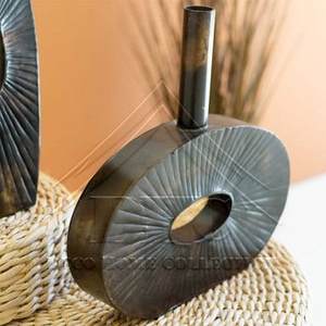 Florero de metal de moda con una forma moderna e innovadora ideal para regalar y decorar con acabado Premium - Product Image 1