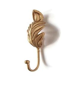 Crochet mural moderne en laiton avec logo personnalisé Cintre et crochet à clé pour la décoration de la maison et du bureau pour les mariages - Product Image 1