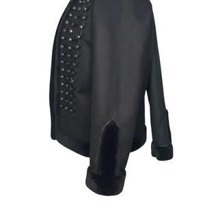 C'est une veste de cérémonie en cuir noir avec garniture en fourrure et boutons argentés, également connue sous le nom de veste hussarde ou dolman. - Product Image 4