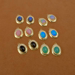 Colgante de piedra lunar de melocotón con diseño martillado, elegante chapado en oro antideslustre, ajuste de bisel de fiesta de latón orgánico para bricolaje - Product Image 6