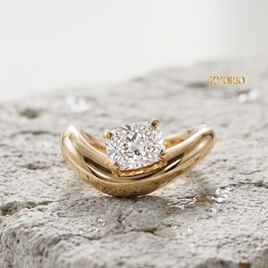 Anillo Solitario con Corte Cojín en Oro de 14K, Anillo de Novia Contemporáneo con Diseño Abierto - Product Image 1