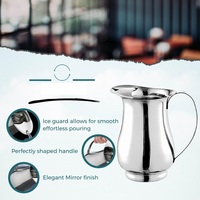 Pichet sophistiqué en acier inoxydable pour la distribution d'eau, présentation sur table, maisons d'époque modernes, intérieur écologique et durable