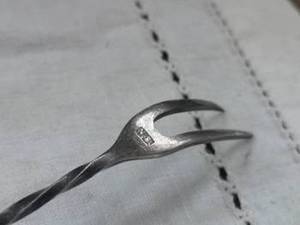 Fourchette en acier inoxydable de style minimaliste avec éclat argenté doux adaptée aux cuisines domestiques et aux tables à manger - Product Image 4