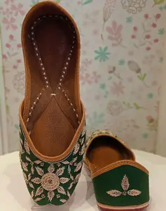 Gran oferta 2024 bordado de seda india para mujer Punjabi Patiala Mojaris étnico de alta calidad Royal Khussas colección para venta al por mayor