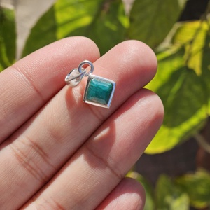 Petit pendentif à breloque losange émeraude en argent sterling 925 style religieux pour enfants - Product Image 1