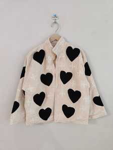 เสื้อแจ็คเก็ตผ้ากำมะหยี่ปักลายหัวใจสีดำ งานแฮนด์เมด ลายหัวใจสีแดงและกางเขน เสื้อโค้ทสไตล์โบฮีเมียน เสื้อแจ็คเก็ตสไตล์ศิลปะ - Product Image 4