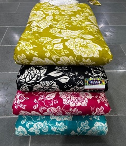 Tissu à motif floral de qualité supérieure pour vêtements à la mode Matériau doux et léger Idéal pour les vêtements d'été et les vêtements décontractés - Product Image 1