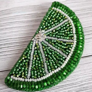 Llavero con Cuentas, Diseño de Beso, Anillo de Llavero Bordado Redondo, Colgante de Lentejuelas Hecho a Mano, Labios Rojos, Adorno para Bolso, Llavero con Cuentas - Product Image 1