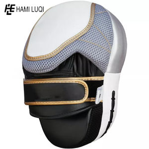 Coussinets de boxe en cuir PU fabriqués à la main avec sangles réglables équipement d'entraînement absorbant les chocs et gants de poinçonnage - Product Image 5