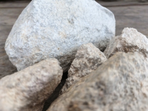 La pyrophyllite de qualité supérieure est utilisée dans les supports en caoutchouc anti-vibrations spécialisés, améliorant ainsi la rigidité et la résistance à la fatigue de manière fiable. - Product Image 3