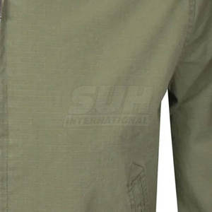 แจ็คเก็ตบอมเบอร์ผู้ชายสำหรับฤดูหนาว น้ำหนักเบา คุณภาพพรีเมียม ระบายอากาศได้ดี เป็นมิตรกับสิ่งแวดล้อม ปกตั้ง ซิปเต็มตัว สีพื้น พร้อมโลโก้ด้านหน้า - Product Image 4