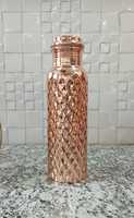Bouteille isotherme artisanale en cuivre ayurvédique 950 ml avec couvercle, pour bureau, à boire directement, toutes occasions Z M CREATIONS CP-101