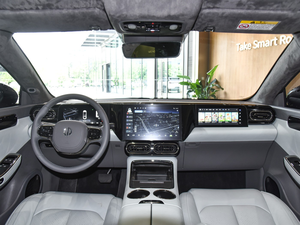 Berline électrique de luxe longue portée haute performance de LEAPMOTOR C01 2022 - Product Image 3