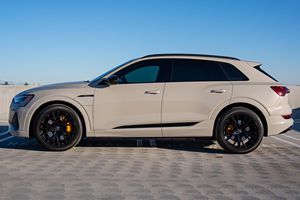 Audi e-tron Quattro/Chronos Edition 2022, Automático, 2 Asientos, Interior de Cuero, Neumáticos R20, Faros de Xenón - Product Image 5