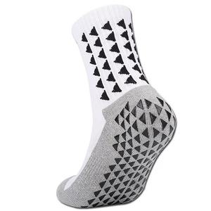 Chaussettes de sport d'hiver pour hommes, design et logo personnalisés, chaussettes de football unisexes en coton, chaussettes de football antidérapantes pour hommes - Product Image 2