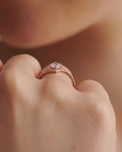 Anillo solitario redondo en oro de 18 quilates con diamante central de 025 quilates y piedras laterales de 019 quilates Diseño minimalista elegante para regalar - Product Image 3