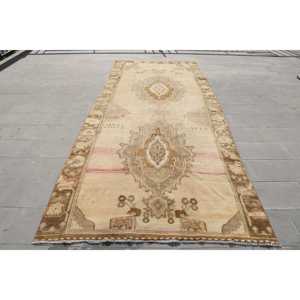 Alfombra Turca Vintage de 5.2x13.5 pies, Alfombra de Lana Marrón con Diseño Floral - Product Image 1