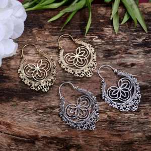 Boucles d'oreilles ethniques en laiton plaqué or Bijoux classiques de fleurs de fête avec anneaux traditionnels pour femmes - Product Image 4