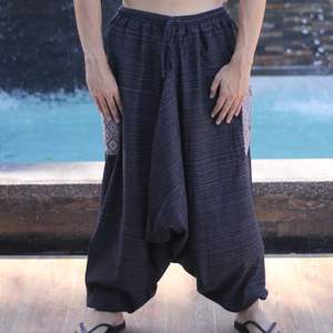 Pantalon uni en coton respirant léger à poche surdimensionnée inspiré des Hmong Taille élastique confortable pour les voyages et les loisirs - Product Image 1