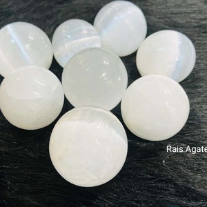 Esfera de Selenita Tallada Natural de Alta Calidad al por Mayor de Gujarat para Uso Metáfísico y Astrológico como Piedra Curativa - Product Image 1
