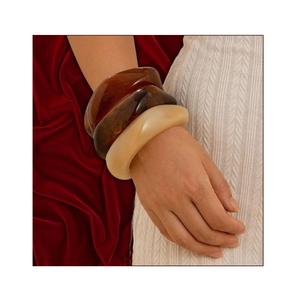 Pulsera de Resina Ecológica Pintada a Mano, Estilo Artesanal, Transparente, Ligera, con Patrón de Diamantes, Modelo para Venta al Por Mayor y Pedidos al Mayoreo - Product Image 1