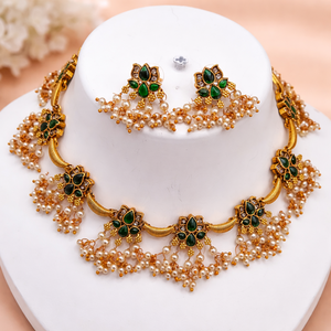 Ensemble de collier et de boucles d'oreilles traditionnels indiens ethniques en or avec des perles et des pierres serties, avec des boucles d'oreilles pendantes pour mariage et fête - Product Image 3