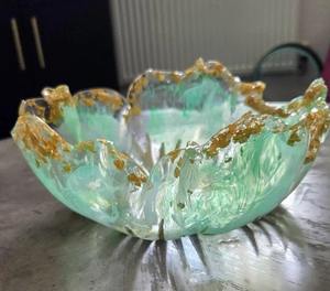 Bol décoratif en résine en forme de fleur verte avec détails dorés, idéal pour l'accueil des invités, les fêtes, la décoration de table de salon, la décoration de la maison - Product Image 3