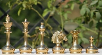 Meilleure qualité enfants métal laiton jeu d'échecs conceptions diverses haute spécial chevalier pièces en plastique échiquier amusant jeu assis