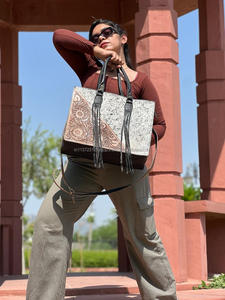 รูปแบบตะวันตกหนังวัวขนกระเป๋าสไตล์หนังกระเป๋าผมบนซ่อนแกะสลักมือ Toled กระเป๋าสําหรับสตรี Multi ใช้ - Product Image 2