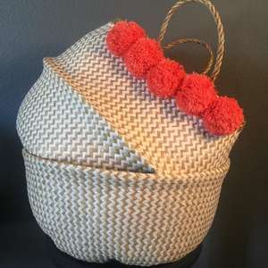 Venta al por mayor personalizable Boho Seagrass Belly Basket con pompones brillante solución de almacenamiento - Product Image 5