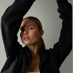 Sudadera corta con cremallera para mujer: ligera y elegante, perfecta para ropa informal y capas - Product Image 3