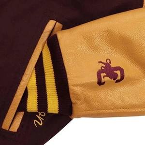 Veste universitaire en cuir jaune avec corps brun, logo personnalisé OEM, broderie, baseball universitaire, veste universitaire pour homme - Product Image 5
