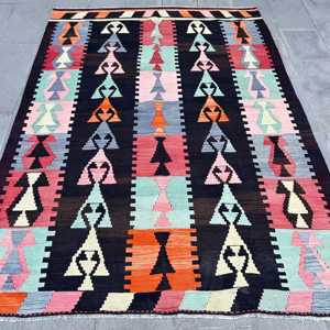 Alfombra Turca Vintage de 5.7x7.9 pies (174x240 cm), Alfombra Kilim Negra con Diseño Floral Rojo - Product Image 1