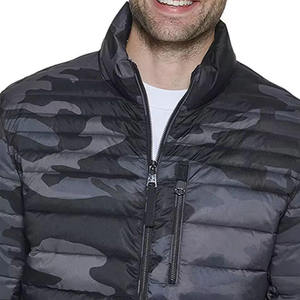 Chaqueta acolchada ligera para hombre, estampado de camuflaje gris negro a la moda, perfecta como Abrigo acolchado cálido para ropa informal urbana fresca - Product Image 6