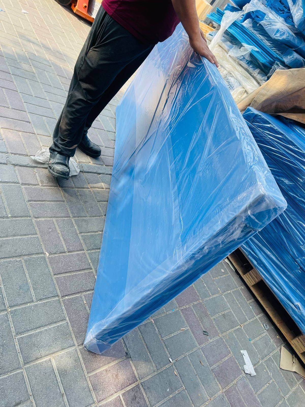 โดยทั่วไปมีสีฟ้า