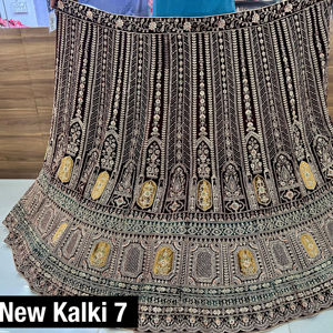 Rajwadi Maroon Rani Velvet Lehenga con Heavy Jarkan Cut Paste Work Long Choli 2,5 M Dupatta 3,5 M Flair para fiestas de invierno de verano - Product Image 3