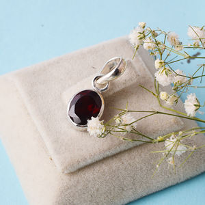 Colgante de Plata de Ley 925 con corte ovalado de granate natural, joyería fina de moda Unisex con ajuste de bisel único - Product Image 2