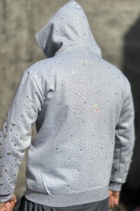 Sweat à capuche unisexe en coton avec fermeture éclair, détails en strass, cristaux étincelants personnalisés, épaules tombantes, streetwear uni, hiver, éco-responsable - Product Image 4