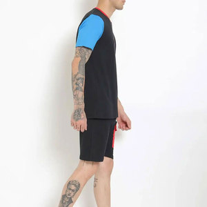 เสื้อยืดคอกลมผู้ชายแบบสีตัดต่อ ชุดเสื้อผ้าฝ้ายถักลำลองสำหรับฤดูร้อน แขนสั้น สไตล์สตรีทแวร์แบบปะติดปะต่อ - Product Image 4