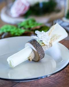 Rond de serviette en bois décoratif artistique avec motifs sculptés à la main, idéal pour la décoration de table de luxe lors des célébrations - Product Image 2