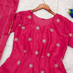 Belle robe Anarkali en soie avec travail fantaisie à la mode longue Salwar Kameez Dupatta pakistanaise pour les fonctions de mariage - Product Image 2