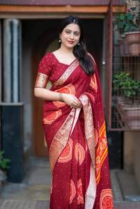 Sari en coton crêpe pour femmes avec bordure tissée en zari, travail de miroir Aari, glands sur le pallu, bordures de paon - En stock - Product Image 4