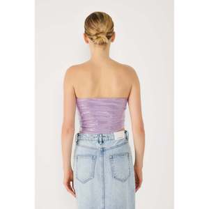 Blusa Casual Corta Sin Tirantes con Brillo y Logotipo Frontal - Product Image 5