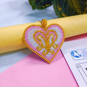 Pendientes de cuentas hechos a mano con diseño de corazón, elaborados por artesanas, en colores vibrantes, perfectos para regalar y para uso diario. - Product Image 4