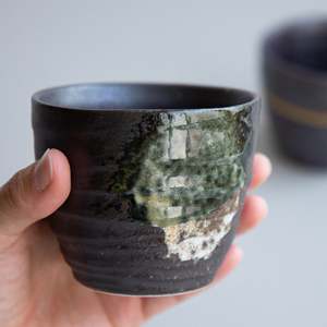 Tazas de té de cerámica esmaltada pintadas a mano en conjunto (2 piezas) en color marrón oscuro metálico - Product Image 5