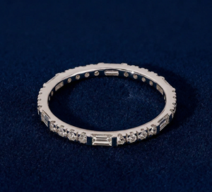 Anillo de Diamantes Cultivados en Laboratorio de Oro de 14K, Anillo de Boda Minimalista, Anillo Apilable con Diamantes Redondos y Baguette - Product Image 4